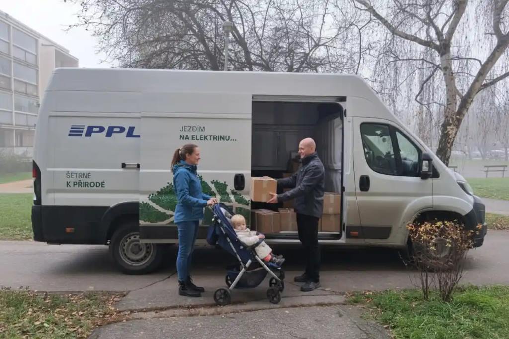 Řidič PPL předává zásilku zákaznici